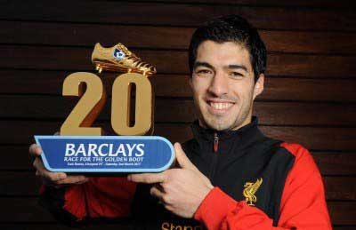 Suarez with his prize for being first to 20 in the league