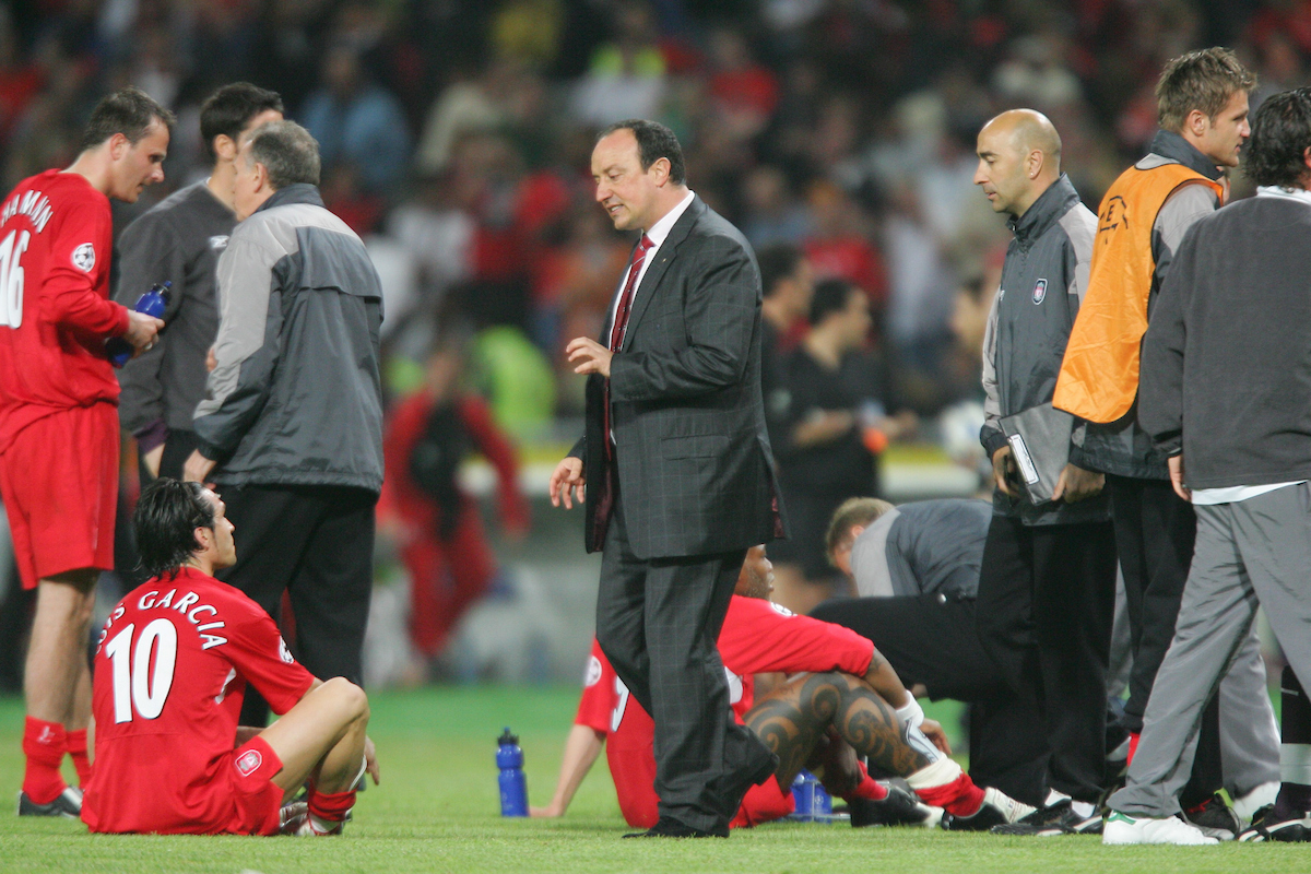 ISTANBUL, TURKEY - WEDNESDAY, MAY 25th, 2005: Liverpool's manager Rafael Benitez talks to Luis Garcia as the game goes into extra time against AC Milan during the UEFA Champions League Final at the Ataturk Olympic Stadium, Istanbul. (Pic by David Rawcliffe/Propaganda)