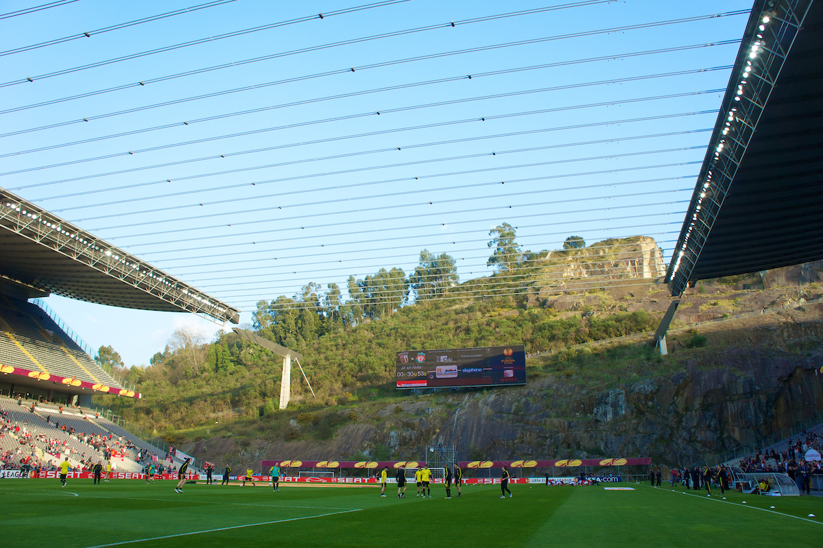 BRAGA, PORTUGAL, Thursday, March 10, 2011: Liverpool players warm-up before the UEFA Europa League Round of 16 1st leg match against Sporting Clube de Braga at the Estadio Municipal de Braga. (Photo by David Rawcliffe/Propaganda)