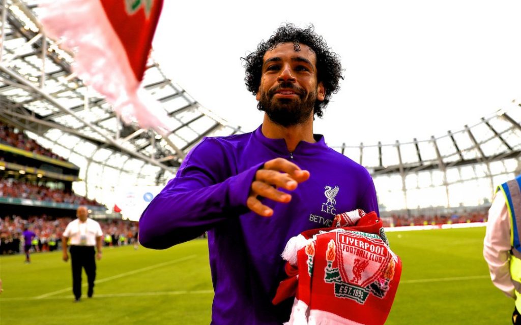 DUBLIN, REPUBLIC OF IRELAND - Saturday, August 4, 2018: Liverpool's Mohamed Salah gives scarves to the supporters after the preseason friendly match between SSC Napoli and Liverpool FC at Landsdowne Road. (Pic by David Rawcliffe/Propaganda)