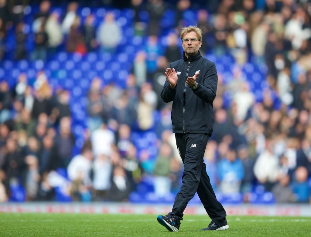 LONDON, ENGLAND - Saturday, October 17, 2015: Liverpool's manager Jürgen Klopp applauds the supporters after the goal-less draw with Tottenham Hotspur the Premier League match at White Hart Lane. (Pic by David Rawcliffe/Kloppaganda)