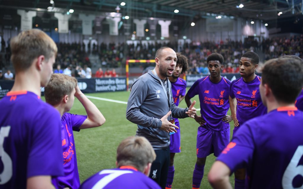 Trainer Phil Roscoe (Liverpool FC) gibt seiner Mannschaft Anweisungen. GES/ Fussball/ Hallenturnier: Mercedes-Benz JuniorCup 2019, 06.01.2019 Football, Soccer: Under 19 Indoor-Tournament, Sindelfingen, January 6, 2019