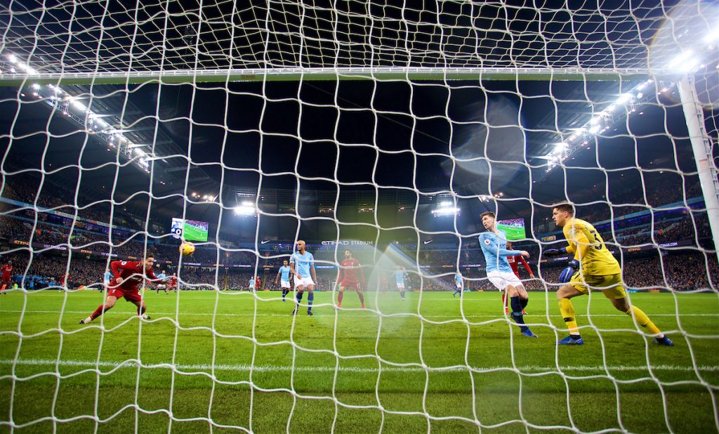 MANCHESTER, ENGLAND - Thursday, January 3, 2019: Liverpool's Roberto Firmino scores the first equalising goal during the FA Premier League match between Manchester City FC and Liverpool FC at the Etihad Stadium. (Pic by David Rawcliffe/Propaganda)