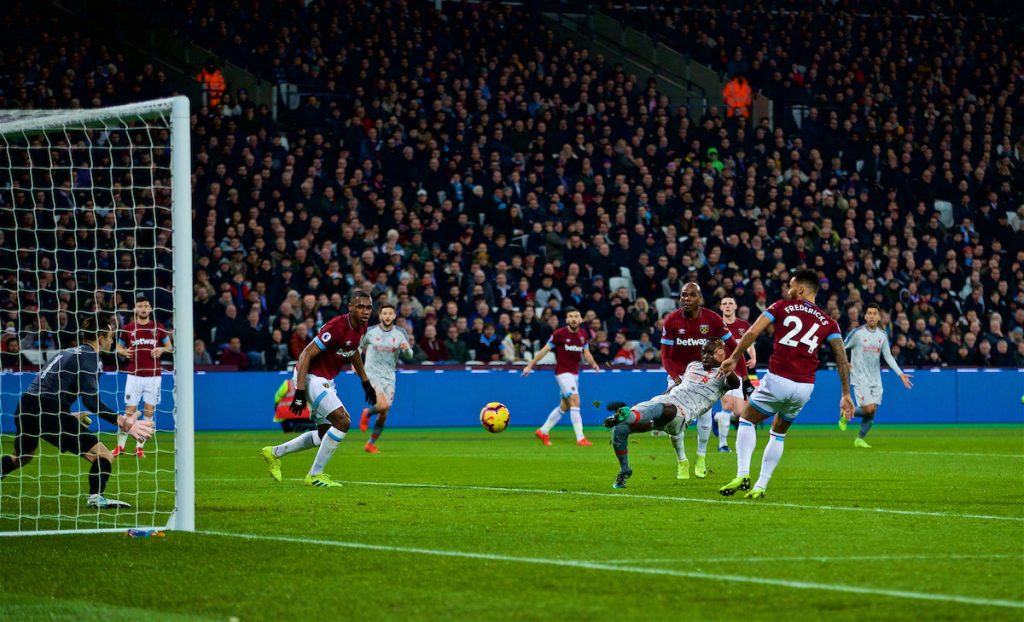 LONDON, ENGLAND - Monday, February 4, 2019: Liverpool's Sadio Mane scores the first goal during the FA Premier League match between West Ham United FC and Liverpool FC at the London Stadium. (Pic by David Rawcliffe/Propaganda)