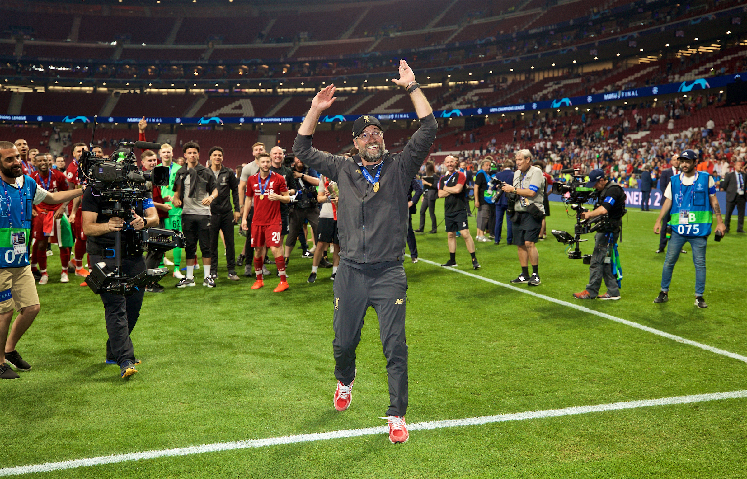 MADRID, SPAIN - SATURDAY, JUNE 1, 2019: Liverpool's manager Jürgen Klopp celebrates with his team after the UEFA Champions League Final match between Tottenham Hotspur FC and Liverpool FC at the Estadio Metropolitano. Liverpool won 2-0 to win their sixth European Cup. (Pic by David Rawcliffe/Propaganda)