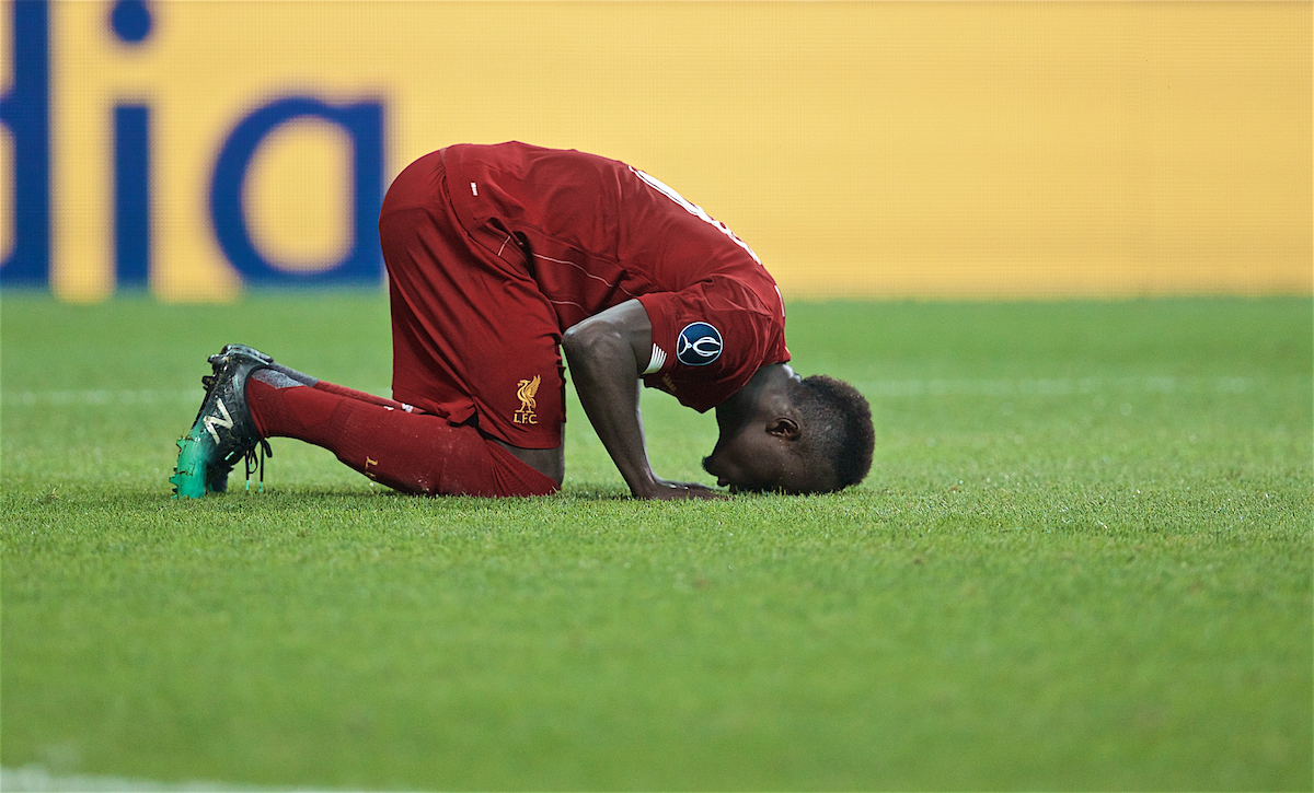 ISTANBUL, TURKEY - Wednesday, August 14, 2019: Liverpool's Sadio Mane kneels to pray as he celebrates scoring the first equalising goal during the UEFA Super Cup match between Liverpool FC and Chelsea FC at Besiktas Park. (Pic by David Rawcliffe/Propaganda)