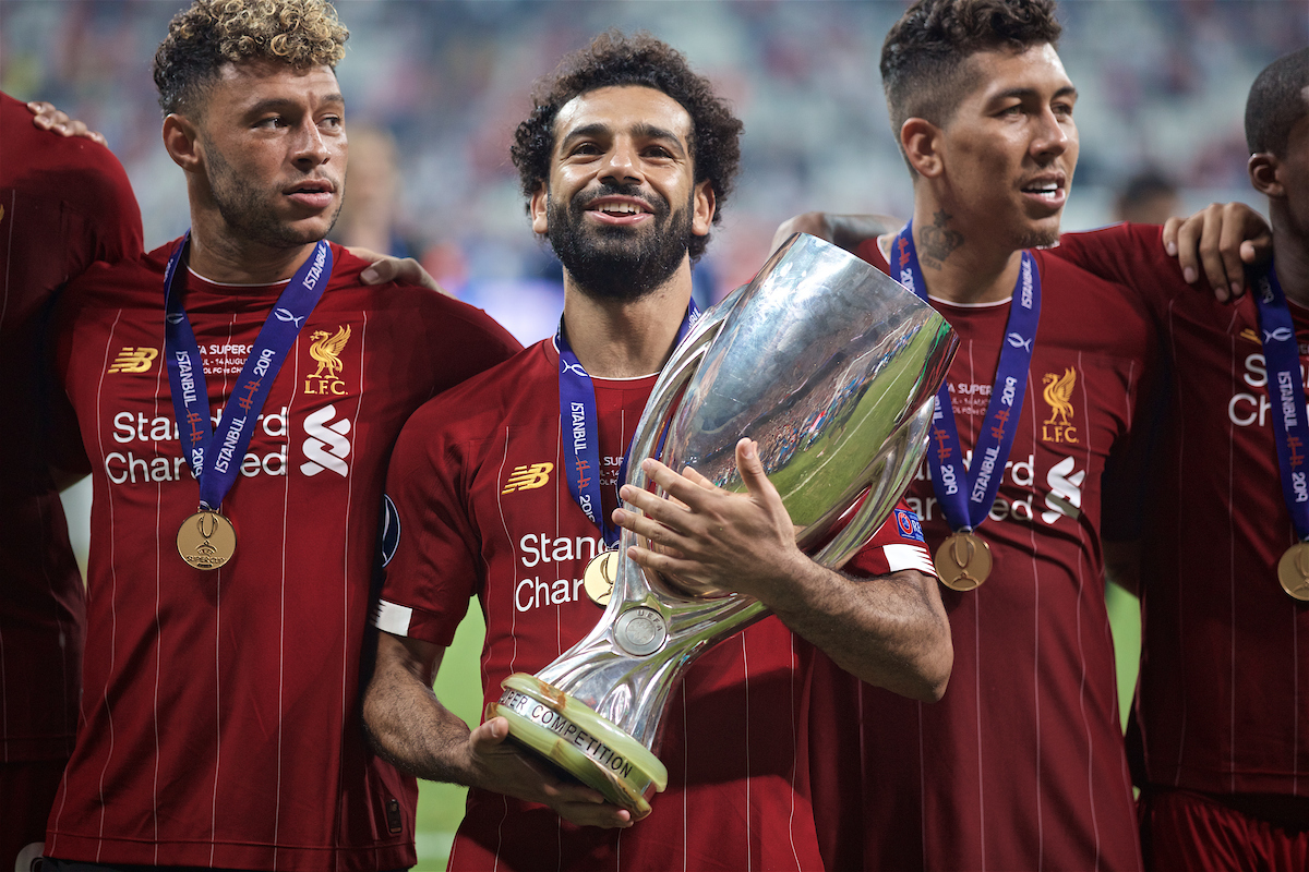 ISTANBUL, TURKEY - Wednesday, August 14, 2019: Liverpool's Mohamed Salah celebrates with the trophy after winning the Super Cup after the UEFA Super Cup match between Liverpool FC and Chelsea FC at Besiktas Park. Liverpool won 5-4 on penalties after a 1-1 draw. (Pic by David Rawcliffe/Propaganda)