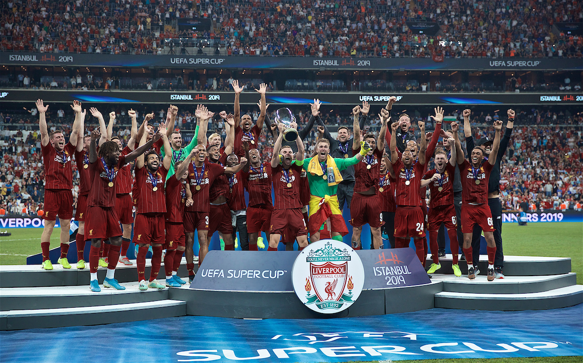ISTANBUL, TURKEY - Wednesday, August 14, 2019: Liverpool's captain Jordan Henderson lifts the trophy after winning the Super Cup after the UEFA Super Cup match between Liverpool FC and Chelsea FC at Besiktas Park. Liverpool won 5-4 on penalties after a 1-1 draw. (Pic by David Rawcliffe/Propaganda)