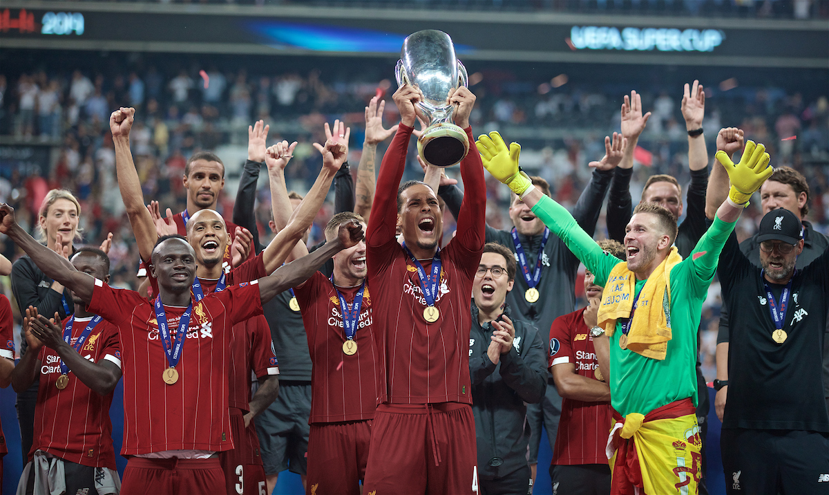 ISTANBUL, TURKEY - Wednesday, August 14, 2019: Liverpool's Virgil van Dijk lifts the trophy after winning the Super Cup after the UEFA Super Cup match between Liverpool FC and Chelsea FC at Besiktas Park. Liverpool won 5-4 on penalties after a 1-1 draw. (Pic by David Rawcliffe/Propaganda)