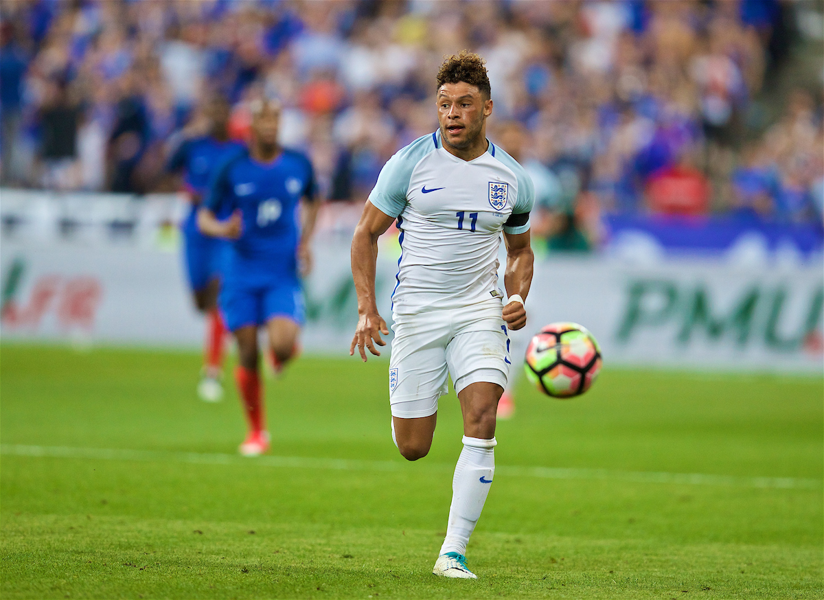 PARIS, FRANCE - Tuesday, June 13, 2017: England's Alex Oxlade-Chamberlain in action against France during an international friendly match at the Stade de France. (Pic by David Rawcliffe/Propaganda)