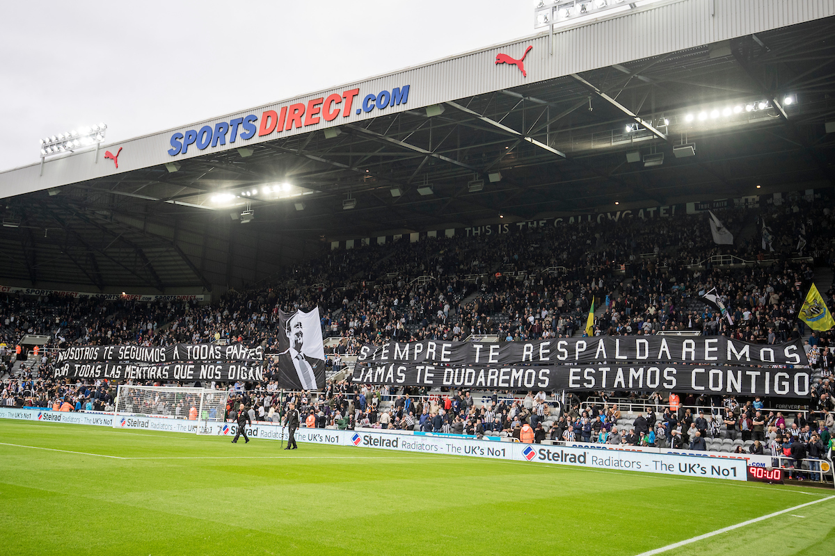 NEWCASTLE-UPON-TYNE, ENGLAND - Sunday, October 1, 2017: Newcastle United supporters unveil a Rafa Benitez banner in Spanish before the FA Premier League match between Newcastle United and Liverpool at St. James' Park. (Pic by Paul Greenwood/Propaganda)