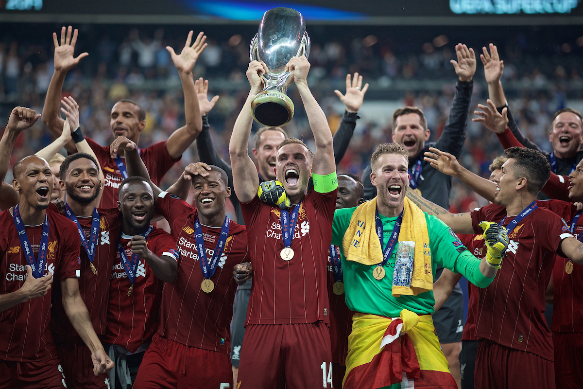 ISTANBUL, TURKEY - Wednesday, August 14, 2019: Liverpool's captain Jordan Henderson lifts the trophy, alongside goalkeeper Adrián San Miguel del Castillo, after winning the Super Cup after the UEFA Super Cup match between Liverpool FC and Chelsea FC at Besiktas Park. Liverpool won 5-4 on penalties after a 1-1 draw. (Pic by David Rawcliffe/Propaganda)