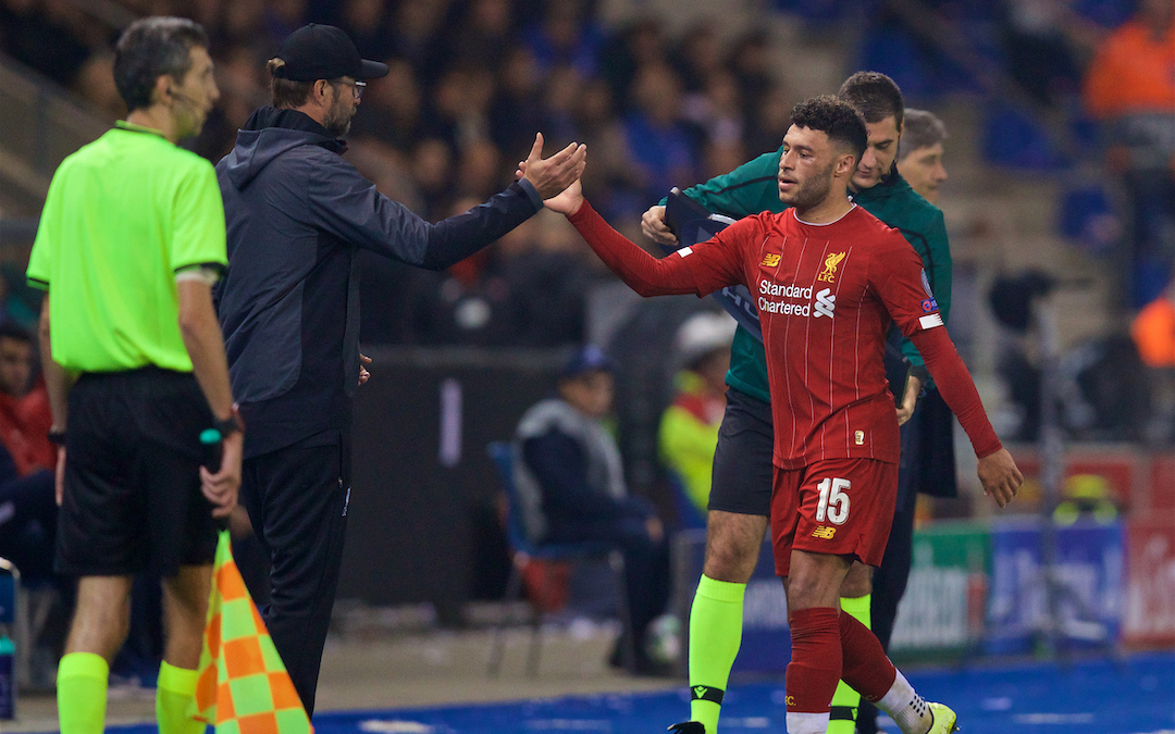 GENK, BELGIUM - Wednesday, October 23, 2019: Liverpool's double goal-scorer Alex Oxlade-Chamberlain shakes hands with manager Jürgen Klopp as he is substituted during the UEFA Champions League Group E match between KRC Genk and Liverpool FC at the KRC Genk Arena. (Pic by David Rawcliffe/Propaganda)