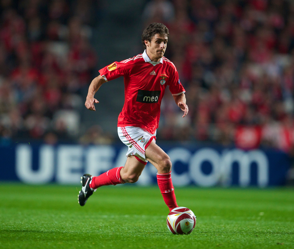 LISBON, PORTUGAL - Thursday, April 1, 2010: SL Benfica's Pablo Aimar during the UEFA Europa League Quarter-Final 1st Leg match Liverpool at the Estadio da Luz. (Pic by David Rawcliffe/Propaganda)