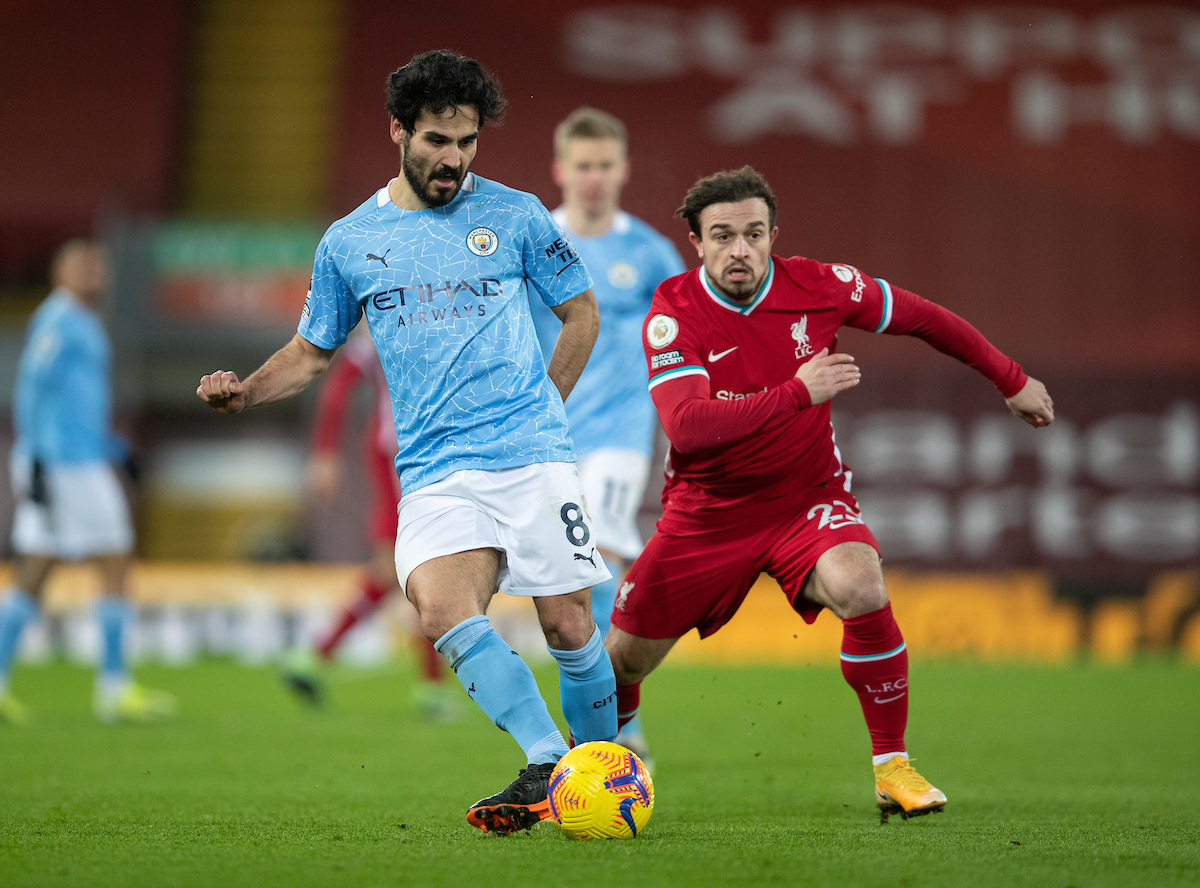 Manchester City's İlkay Gündoğan (L) and Liverpool's Xherdan Shaqiri during the FA Premier League match between Liverpool FC and Manchester City FC at Anfield