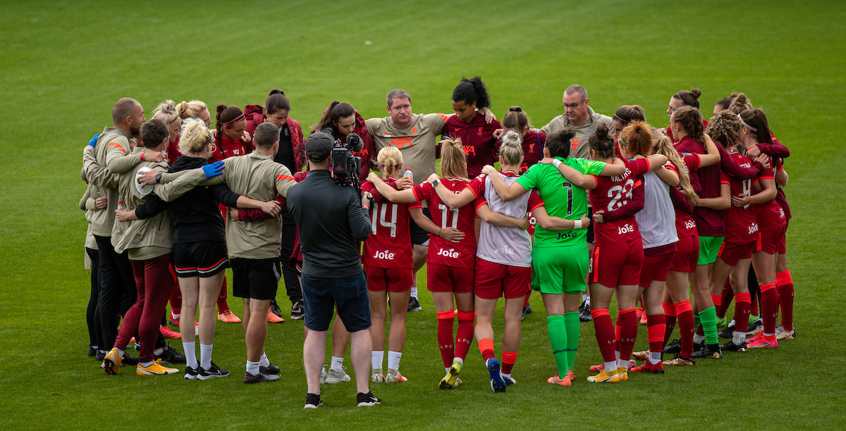 BIRKENHEAD, ENGLAND - Sunday, September 26, 2021: Liverpool's manager Matt Beard speaks to his players after the FA Women’s Championship Round 4 match between Liverpool FC Women and Crystal Palace FC Women at Prenton Park. Liverpool won 2-1. (Pic by David Rawcliffe/Propaganda)